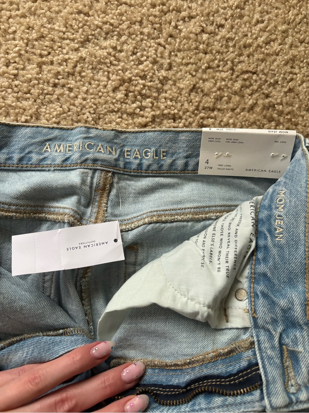 NWT American Eagle Mom Jeans - Picture 3 of 3